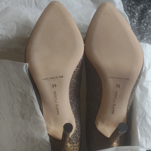 Manolo Blahnnik's Gold/Bronze heels - Picture 8 of 13